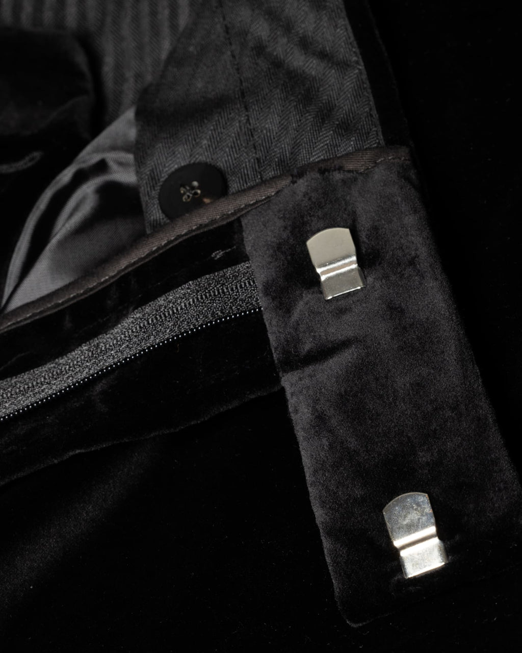 Tiavllya Classic Men's 2-Piece Red Velvet Peak Lapel Wedding Suit (Blazer+Pants)