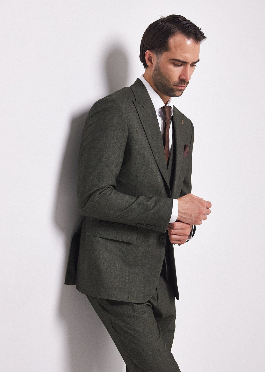 Tiavllya Fashion Men's 3 Pieces Flat Peak Lapel Army Green Tuxedos For Party (Blazer+vest+Pants)