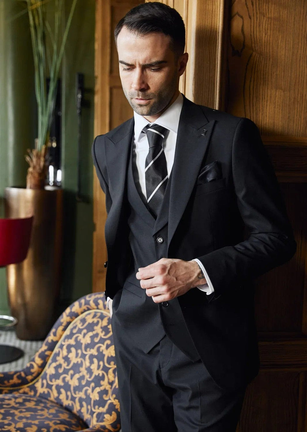 Tiavllya Fashion Men's 3 Pieces Flat Peak Lapel Black Tuxedos For Party (Blazer+vest+Pants)